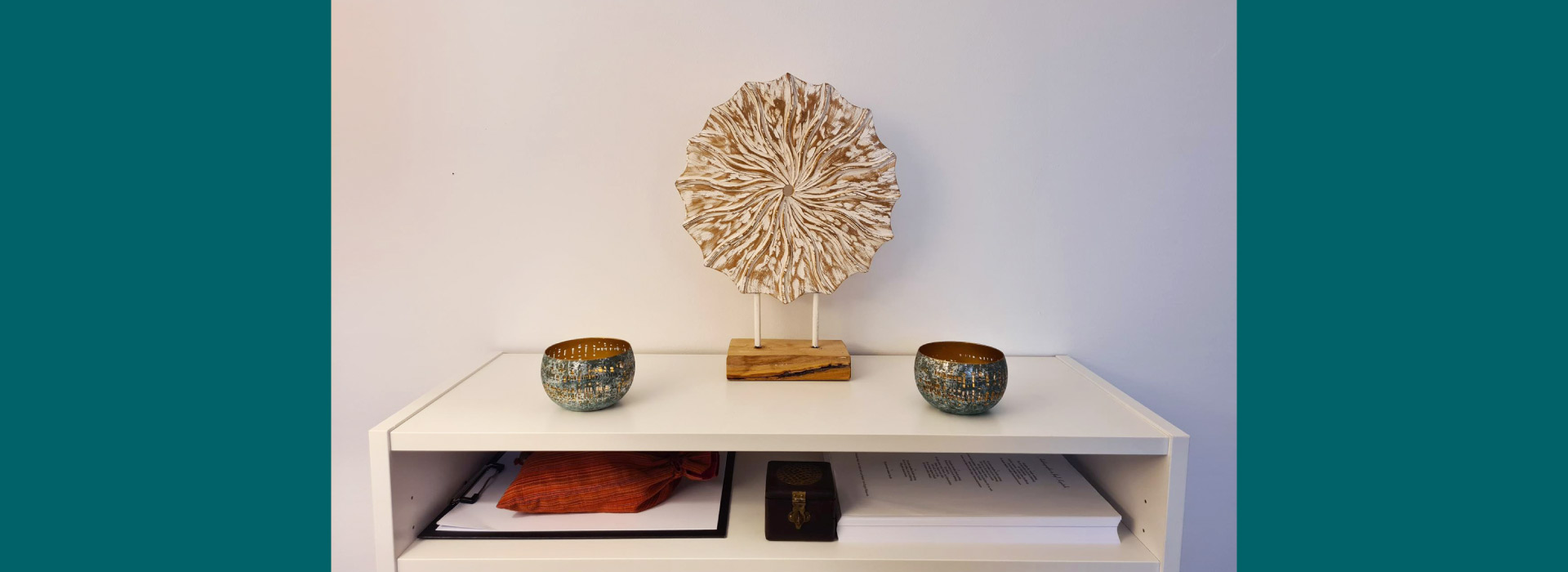 Praxisraum, Regal mit Dekoelementen