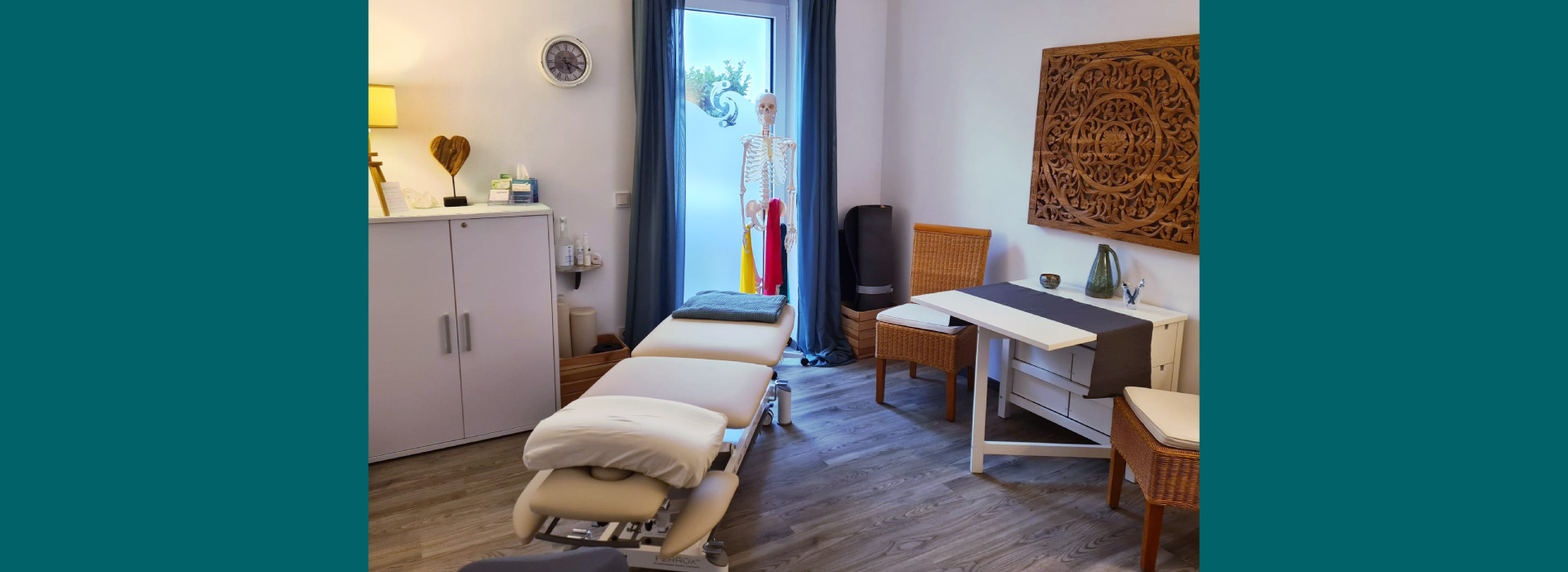 Praxisraum, Behandlungsliege, Holz-Mandala, Sitzgelegenheiten