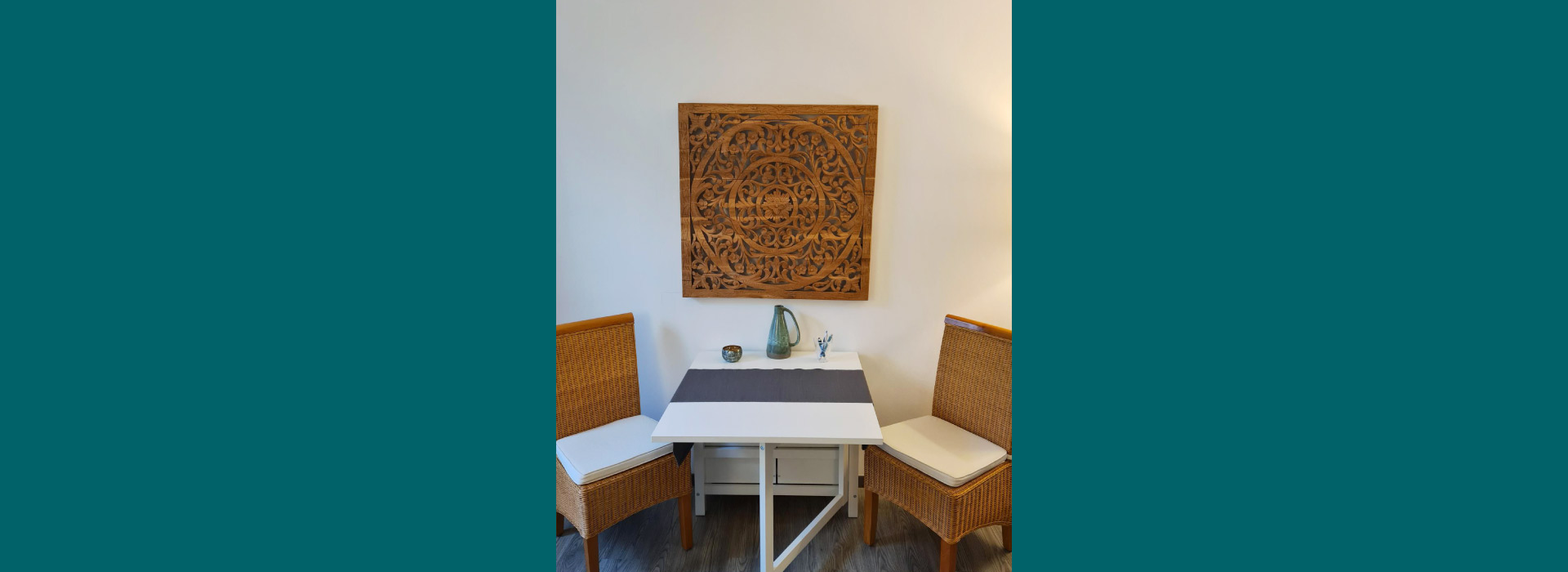 Praxisraum, Sitzgelegenheiten, Tisch, Holz-Mandala